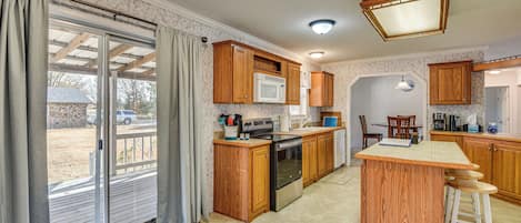 Réfrigérateur, four à micro-ondes, surface de cuisson, lave-vaisselle