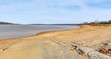 Steps to Lake Eufaula: Family Home w/ Deck & Yard