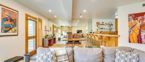 Cheminée, livres, chaîne hi-fi