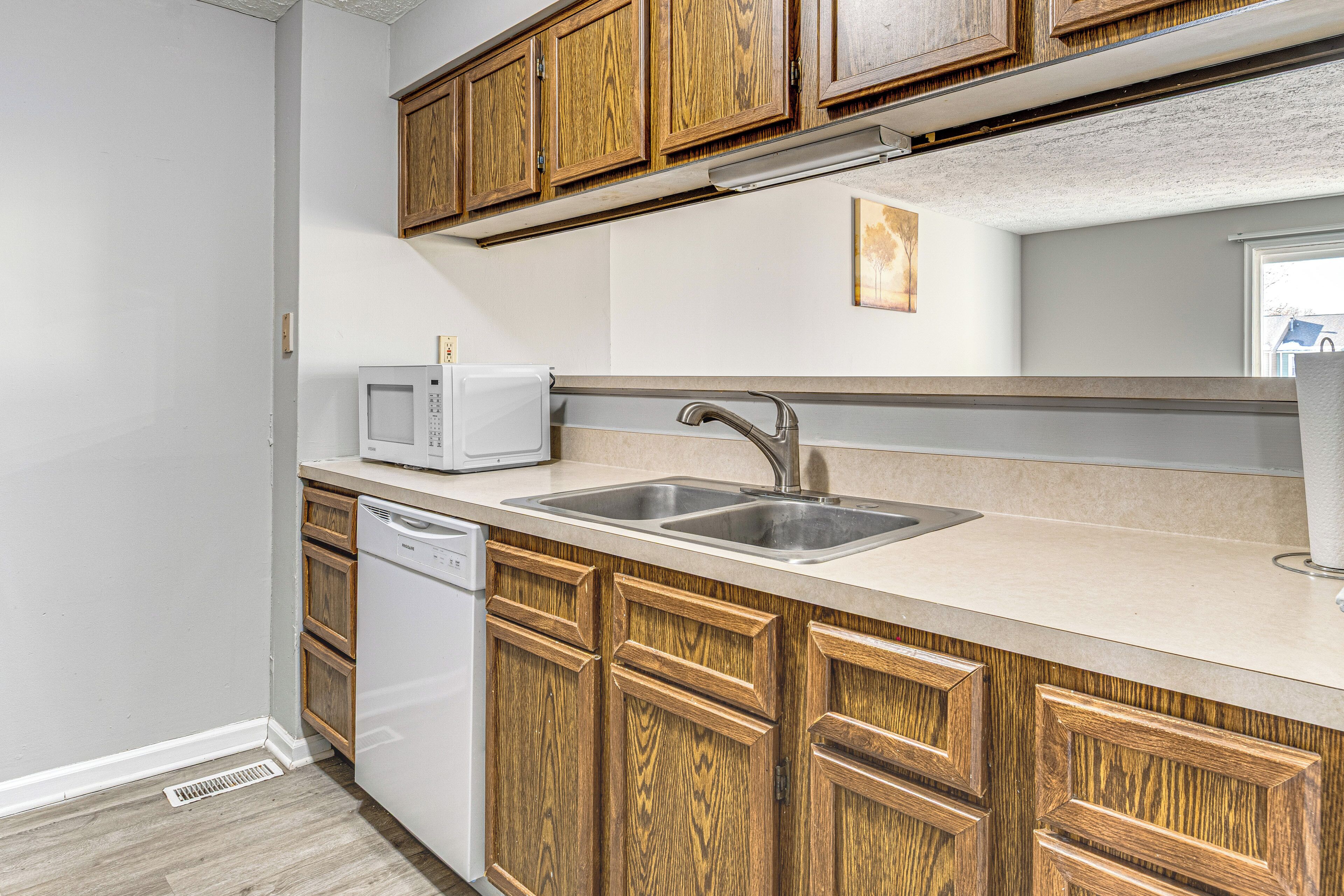 Réfrigérateur, micro-ondes, plaque de cuisson, lave-vaisselle