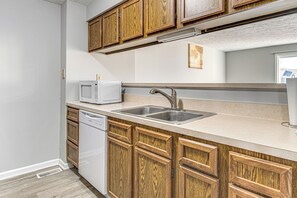 Fridge, microwave, stovetop, dishwasher