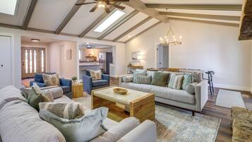 Télévision, cheminée, baby-foot