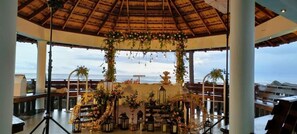 Outdoor dining - Breakwater Resort by Z Vacations (Kochi)