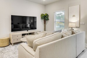 TV - 8 Mi to Dtwn Pensacola: Modern Escape w/ Patio! (Pensacola)