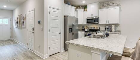 Réfrigérateur, micro-ondes, plaque de cuisson, lave-vaisselle