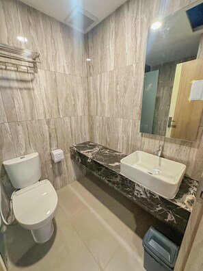 Buồng tắm vòi sen, máy sấy tóc, khăn tắm, xà phòng 