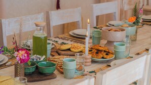 Un tavolo apparecchiato con diversi piatti, tra cui pane e dolci, e una candela.