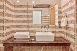 Deluxe enkelrum - utsikt mot bergen | Badrum | Handdukar, tvål, schampo och toalettpapper