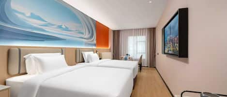 Una habitación de hotel con una cama grande, un escritorio y un televisor.