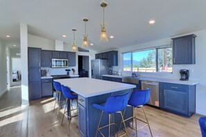 Fridge, microwave, oven, stovetop - The Hills Edge - Stunning Views, Hot Tub & Games (Mariposa)