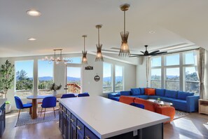 Interior - The Hills Edge - Stunning Views, Hot Tub & Games (Mariposa)