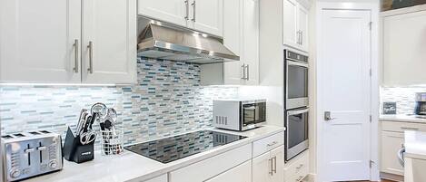 Réfrigérateur, micro-ondes, plaque de cuisson, lave-vaisselle