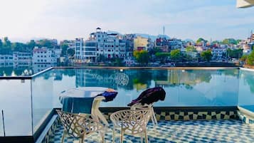 Habitació de luxe, vistes al llac | Escriptori i wifi gratuïta