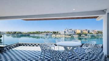 Luxury Room, Lake View | Restaurant