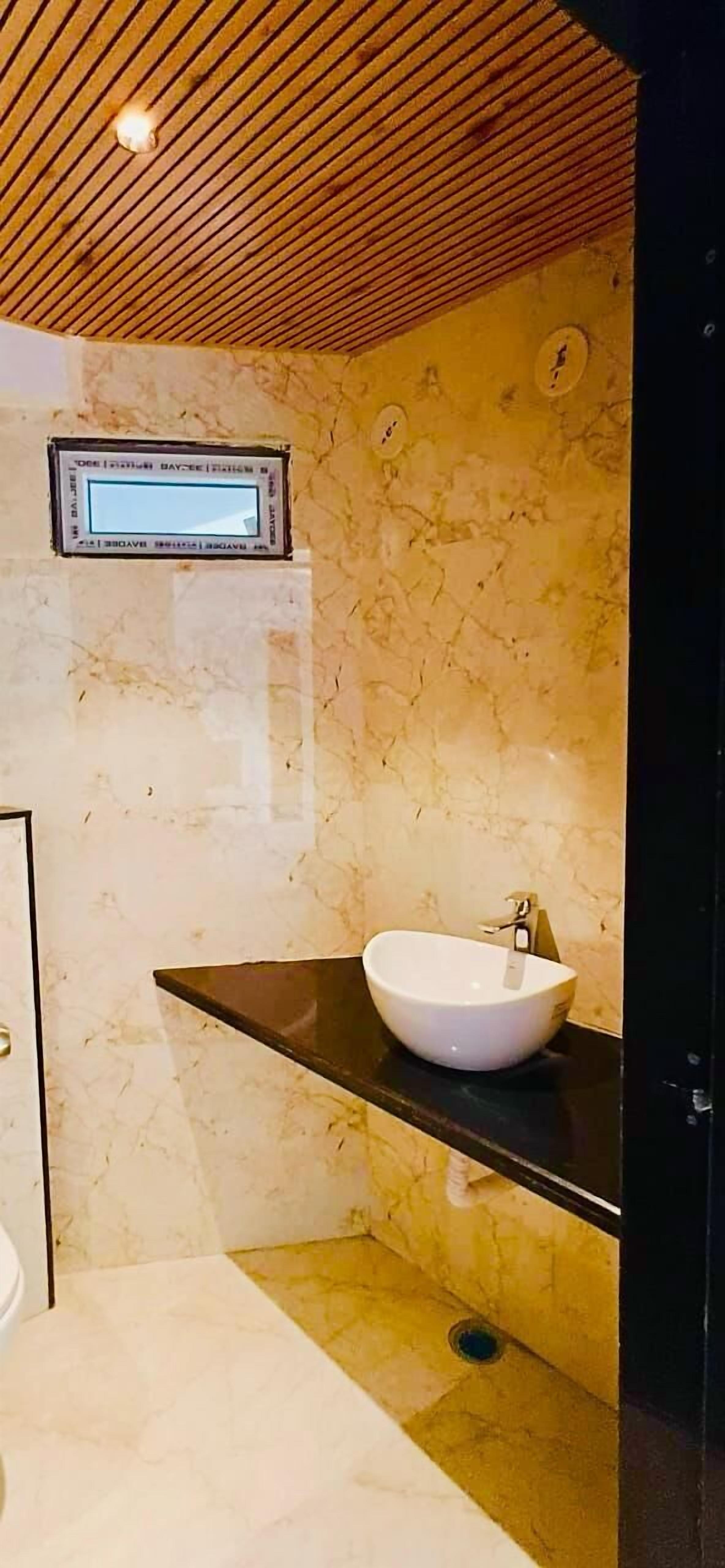 Dutxa, articles de tocador gratuïts, assecador de cabells i tovalloles 