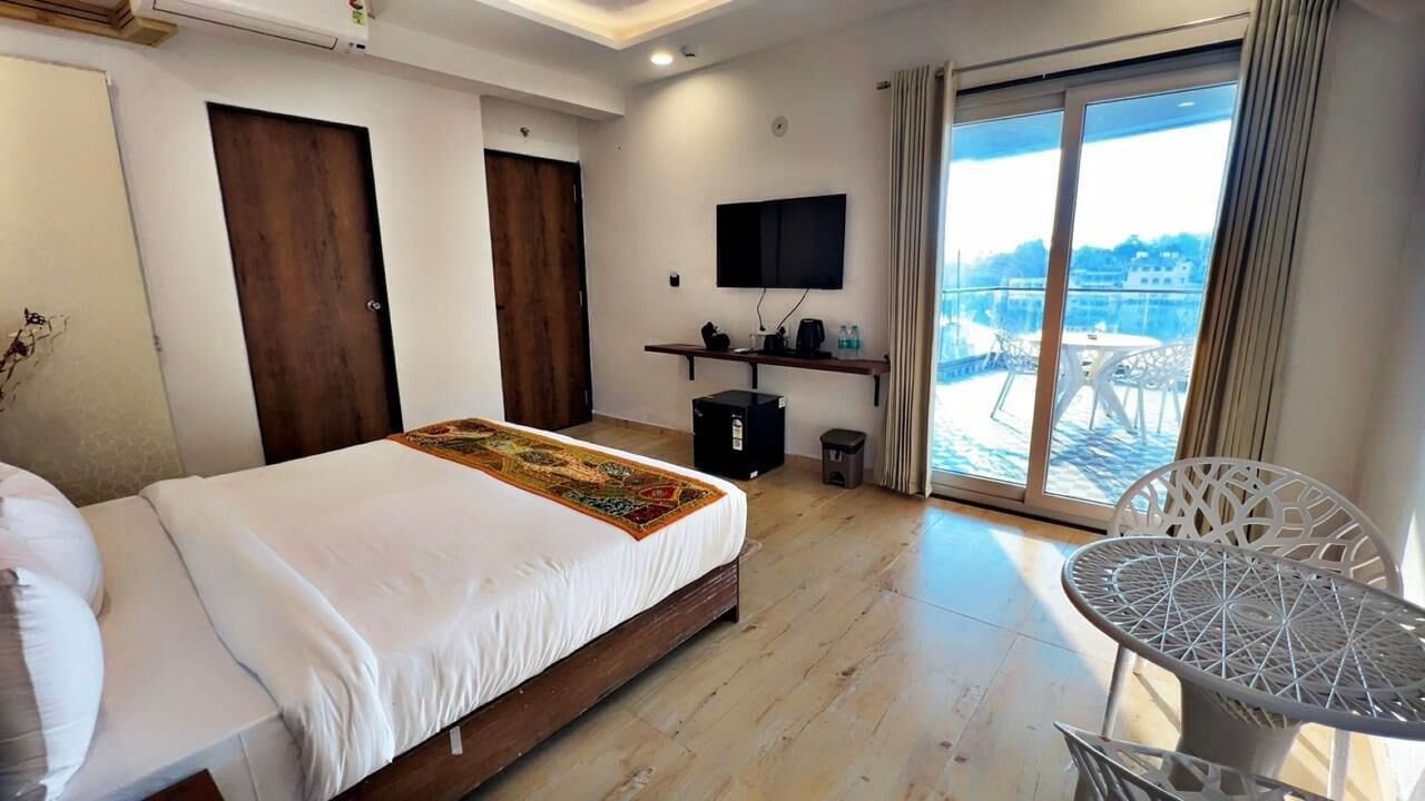 Luxury Room, Lake View | Desk, free WiFi