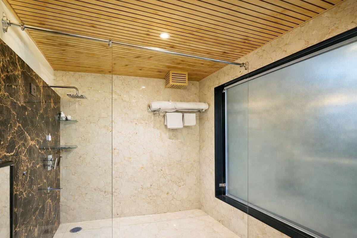 Superior Double Room, City View | Bathroom | Shower, free toiletries, hair dryer (on request), towels
