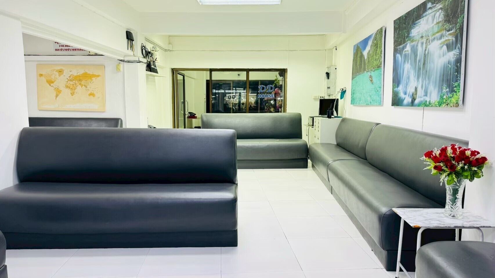 Check-in/check-out kiosk