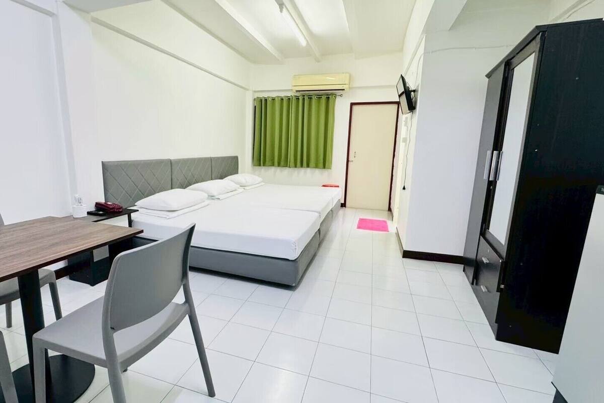 Basic-Dreibettzimmer, 3 Einzelbetten, Balkon, Stadtblick