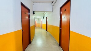 Een gang met deuren genummerd 1514 en 1515, die naar kamers leidt.