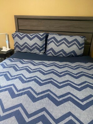 1 bedroom, WiFi, bed sheets - Small, renovated, private 1 bedroom bathroom in front of bus stop to downtown. (Vancouver)