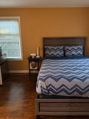 1 bedroom, WiFi, bed sheets - Small, renovated, private 1 bedroom bathroom in front of bus stop to downtown. (Vancouver)