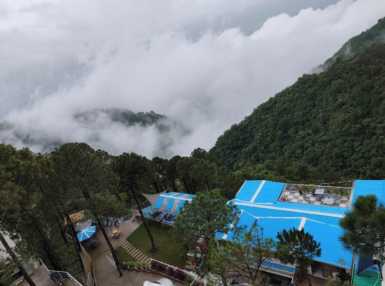 Façana frontal de l'allotjament (vespre/nit)