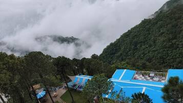 Façana frontal de l'allotjament (vespre/nit)