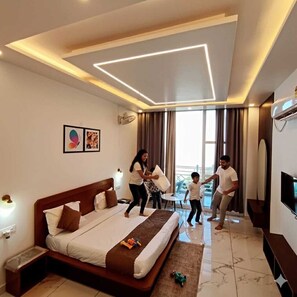 Blackout drapes, free WiFi, bed sheets - The Pine Paradise (Kasauli)