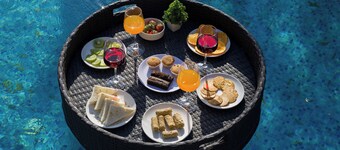 Alaya Stays 5BHK Roohmon's Farm Pvt Pool