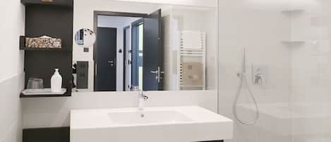 Shower, free toiletries, hair dryer, bidet
