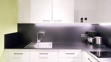 KĂŒhlschrank, Mikrowelle, Ofen, Herdplatte