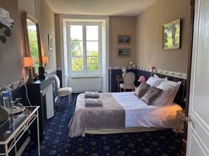 Een strijkplank/strijkijzer, beddengoed
