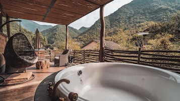 Premier-Doppelzimmer, Bergblick | Komfortbadewanne