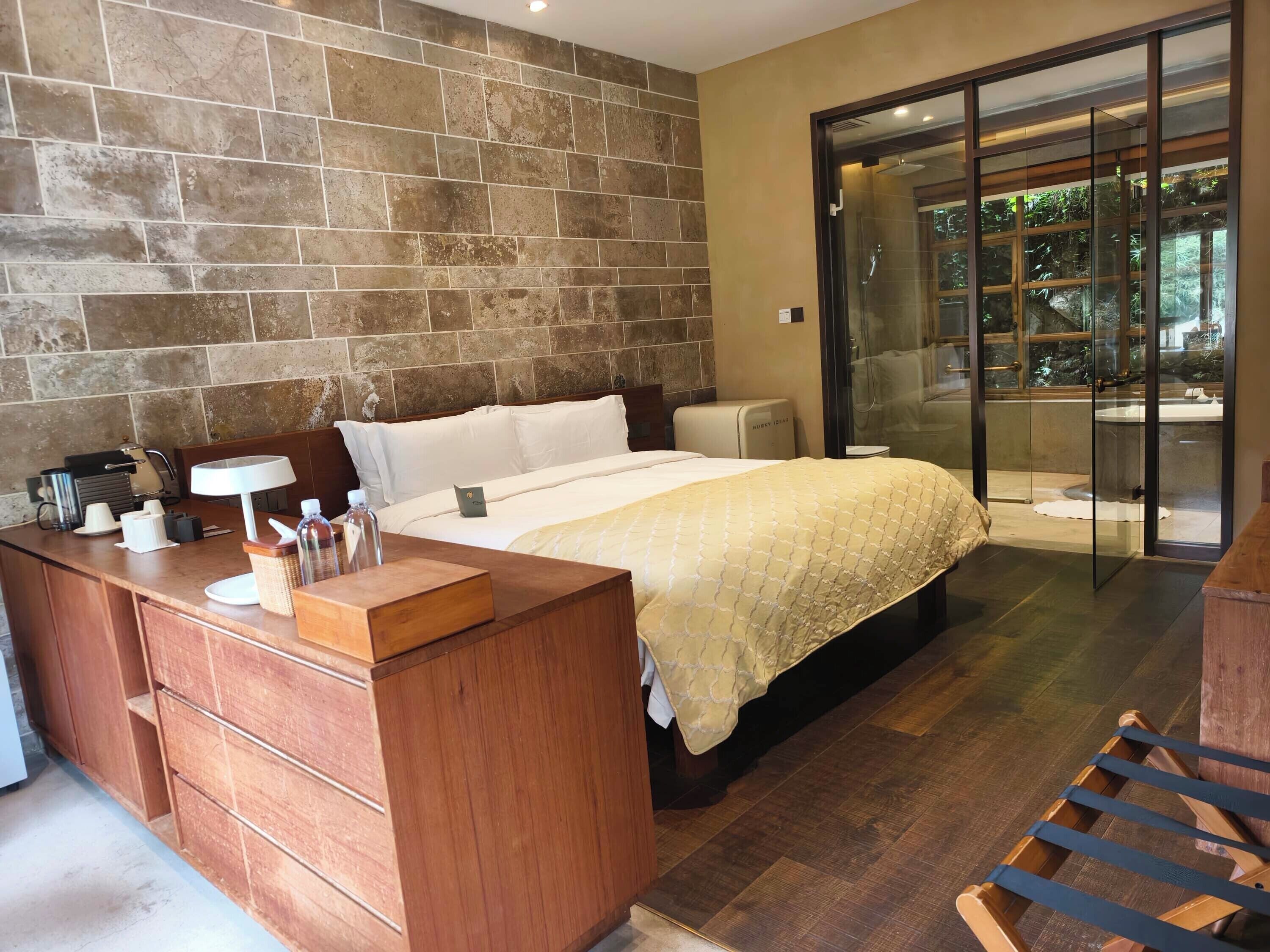 舒适双人房, 庭院景观 | 起居区 | 电视