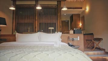 Escritorio, espacio para trabajar con laptop y cortinas blackout