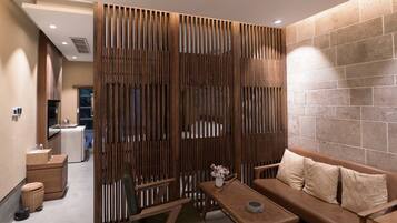 Chambre Double Luxe, vue cour intérieure | Bureau, espace de travail pour ordinateur portable, rideaux occultants