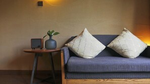 Quarto casal panorâmico, vista para a montanha | Área de estar | TV