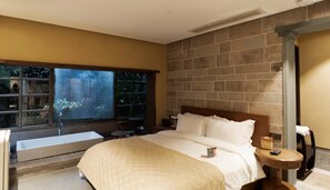 Quarto casal superluxo, vista para o pátio | Escrivaninha, espaço de trabalho para notebook, cortinas blackout