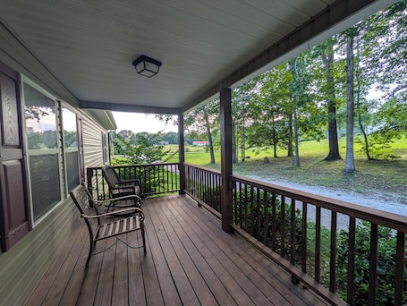 Terrace/patio. Delightful 3-bedroom house with AC in Oakdale