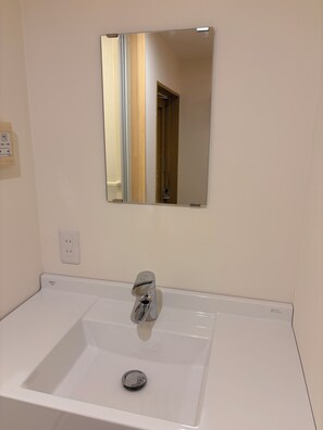 Articles de tocador de disseny, assecador de cabells i tovalloles 