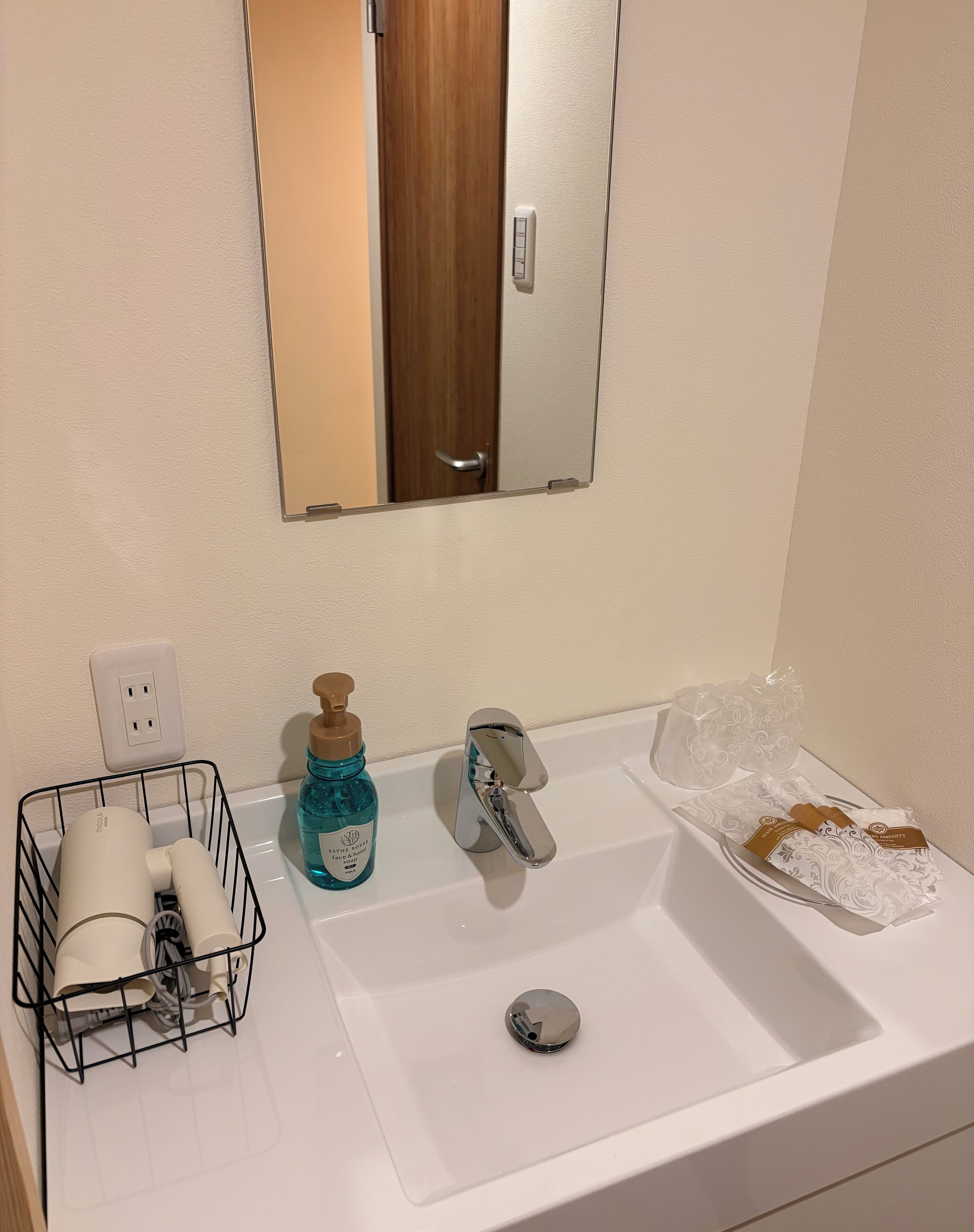 手提電腦工作空間、免費 Wi-Fi、床單