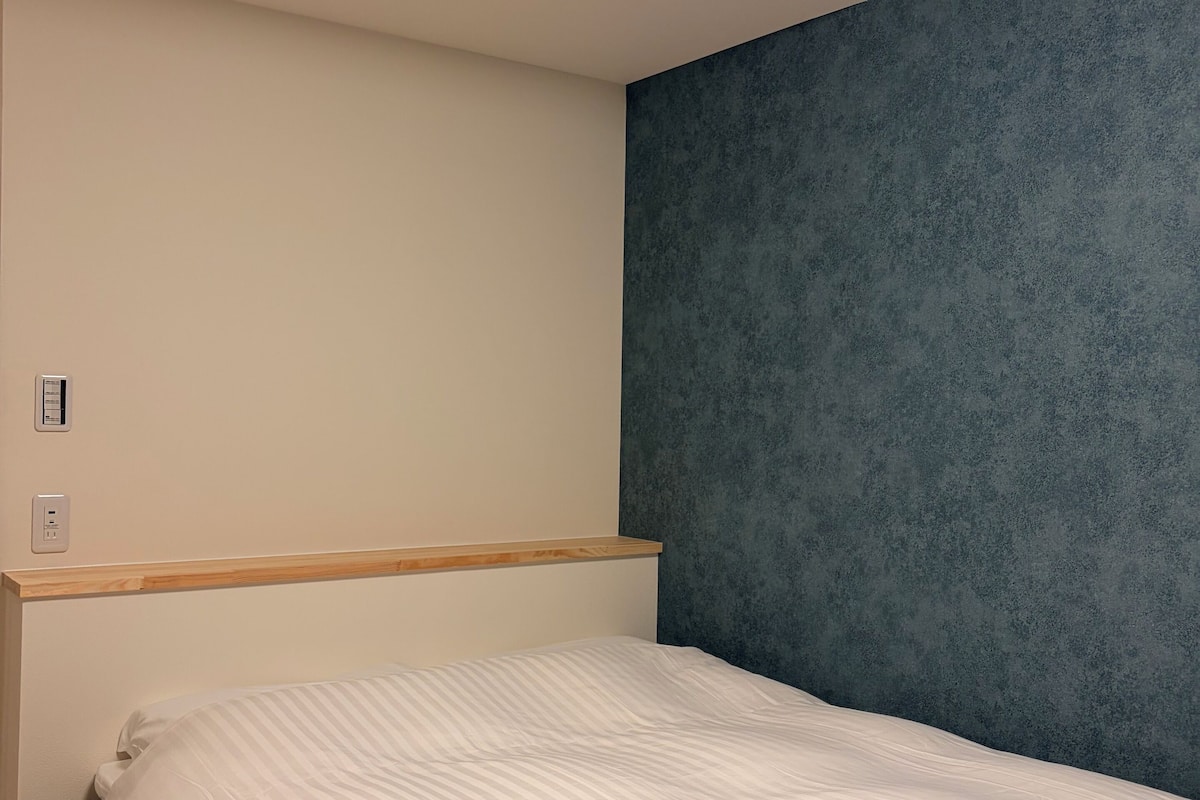 Laptop workspace, free WiFi, bed sheets