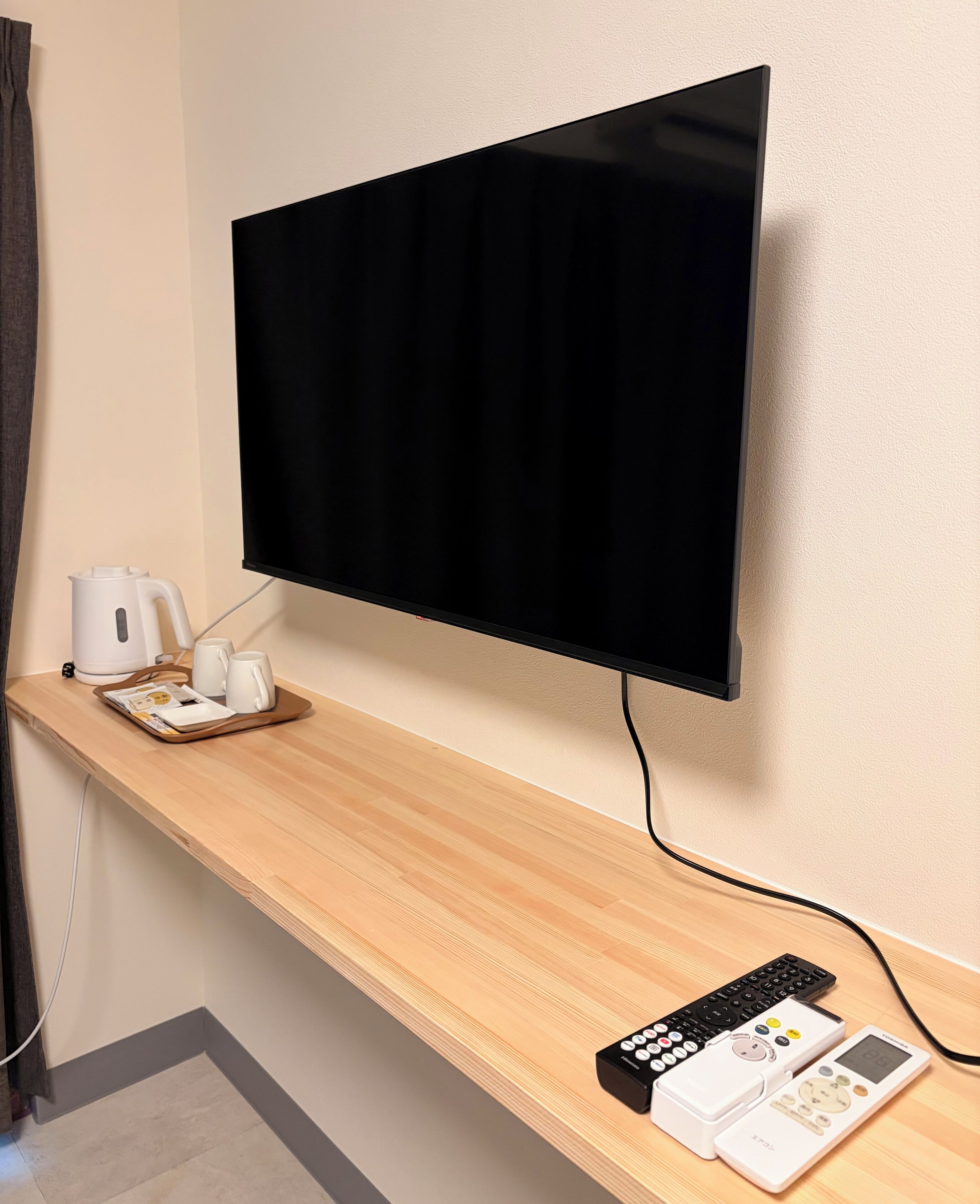 Espai de treball apte per a portàtils, wifi gratuïta i roba de llit 