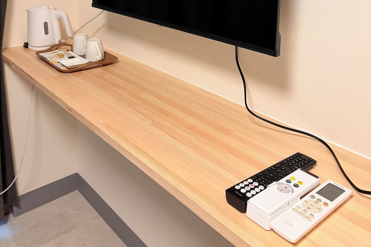 Espai de treball apte per a portàtils, wifi gratuïta i roba de llit