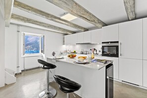 Apartamento família, vários quartos, 2 banheiros, ao lado da montanha (Casa la Tortue 1) | Cozinha privada | Geladeira, micro-ondas, fogão, cooktop