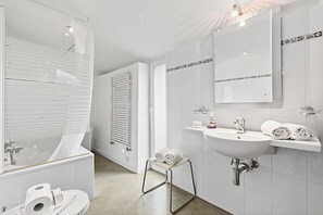 Appartement Familial, plusieurs chambres, 2 salles de bains, côté montagne (Casa la Tortue 1) | Salle de bain | Baignoire et douche séparées, sèche-cheveux, serviettes fournies, savon