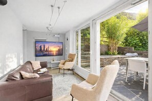 Family Apartment, Multiple Bedrooms, 2 Bathrooms, Mountainside (Casa la Tortue 2) | Living area | 21-inch flat-screen TV with cable channels - Casa la Tortue 2 (Gambarogno)