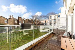 Property grounds - Modern Two-Bed Near Angel Station (London)