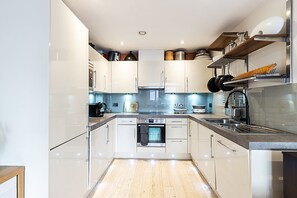 Coffee/tea maker, fridge, dishwasher, toaster - Modern Two-Bed Near Angel Station (London)